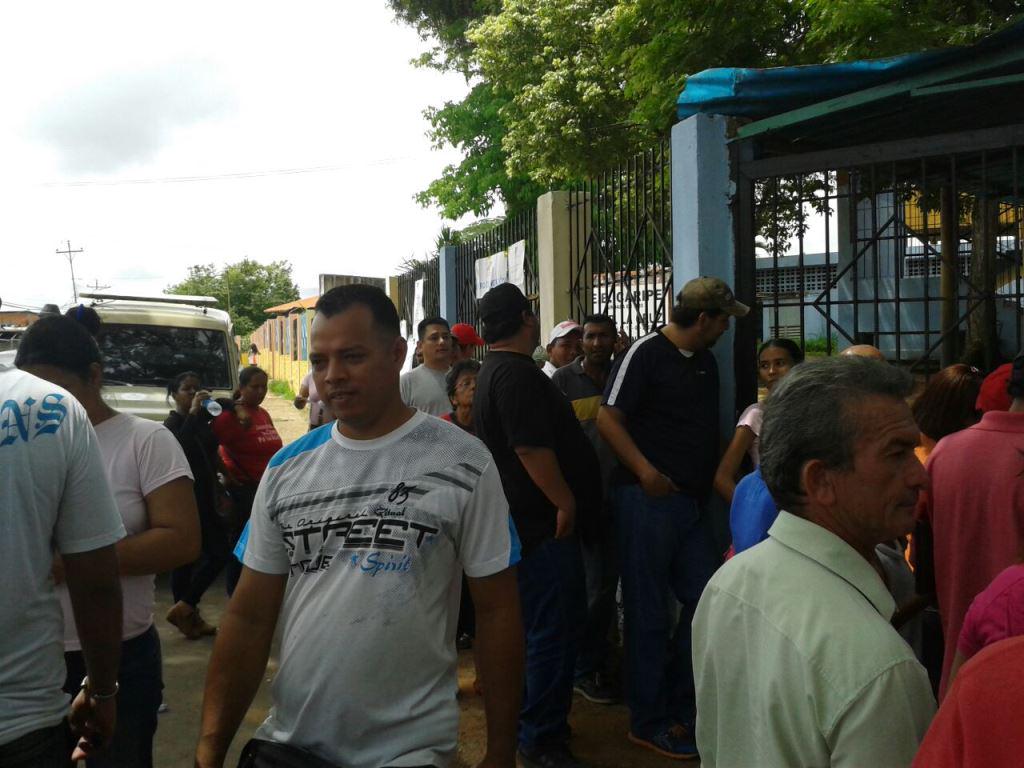 MILENBACA's tweet photo. #PsuvVictorioso Todavia con votantes EB Rafael María Baral El Furrial noche...@CarmenDeyamira @rodulfohumberto http://t.co/Urib8ABPdX