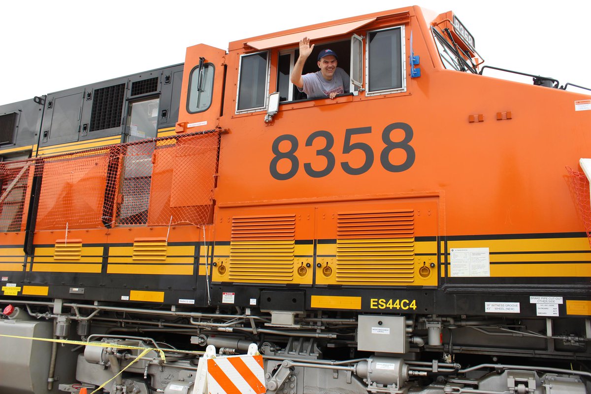 CustomTrains's tweet photo. Got a cab tour of a @generalelectric @GETRANSPORT @BNSFRailway #ES44C4 today #AmtrakTrainDays #Galesburg #IL #railfan http://t.co/RRKrqFukxW