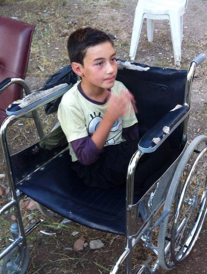 RevolutionSyria's tweet image. فقد يده ورجليه ولكن أول ما فكر به بعد الحادث أن حمدالله أنه من أصيب وليس والده أو إخوته..
هكذا أطفال سوريا ..