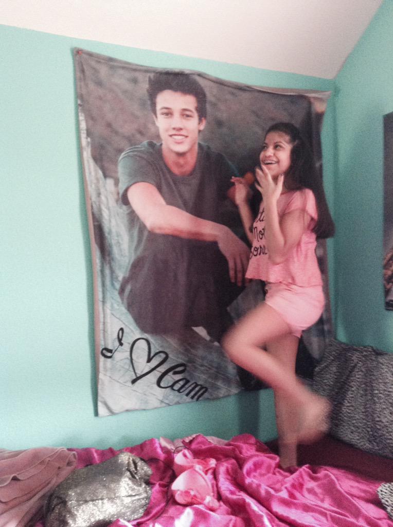 prisluvsnick's tweet photo. @camerondallas 
#CamsMerch is my fav, 💚 @camerondallas http://t.co/8LZj5M0tA2