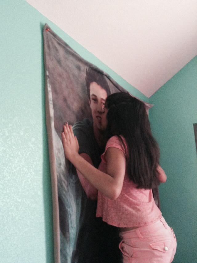 prisluvsnick's tweet photo. @camerondallas 
#CamsMerch is my fav, 💚 @camerondallas http://t.co/8LZj5M0tA2