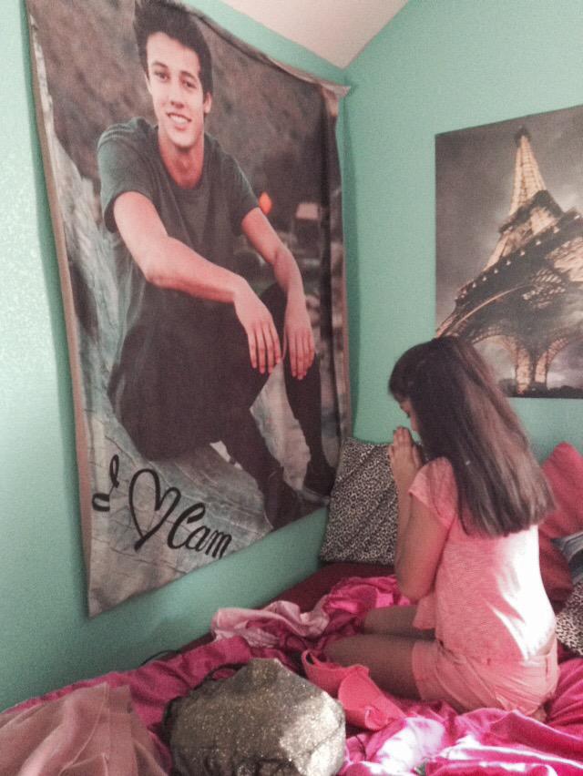 prisluvsnick's tweet photo. @camerondallas 
#CamsMerch is my fav, 💚 @camerondallas http://t.co/8LZj5M0tA2