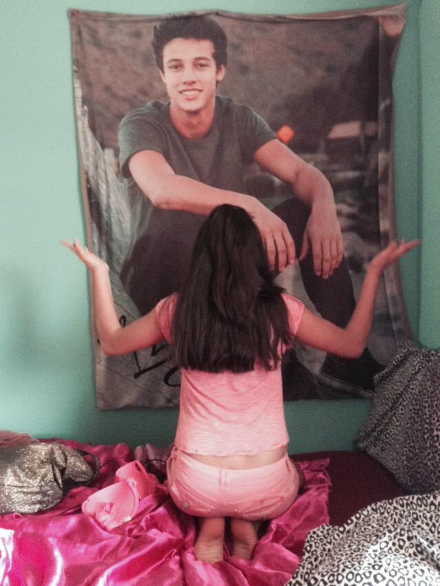 prisluvsnick's tweet photo. @camerondallas 
#CamsMerch is my fav, 💚 @camerondallas http://t.co/8LZj5M0tA2