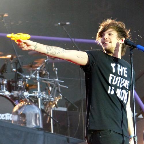 WhyLarryIsReal's tweet photo. a tiny menace. fluffy duck http://t.co/glQvLqH7cp