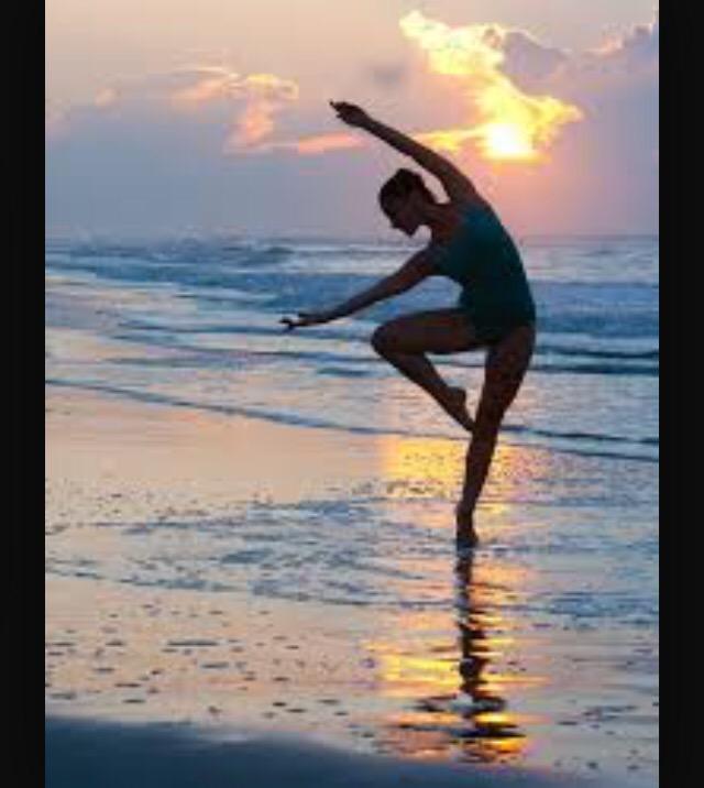 SoloBailarines's tweet photo. Las fotos que se sacan las chicas normales en la playa vs las fotos que se sacan las bailarinas en la playa http://t.co/xqVRSJcavN