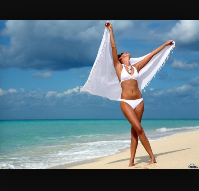 SoloBailarines's tweet photo. Las fotos que se sacan las chicas normales en la playa vs las fotos que se sacan las bailarinas en la playa http://t.co/xqVRSJcavN