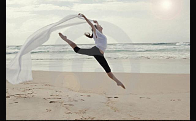 SoloBailarines's tweet photo. Las fotos que se sacan las chicas normales en la playa vs las fotos que se sacan las bailarinas en la playa http://t.co/xqVRSJcavN