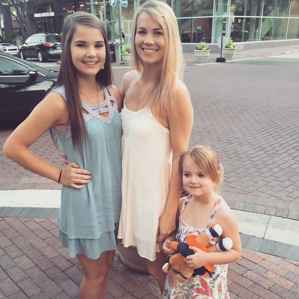 jillstill's tweet photo. Happy birthday to my sweet Caroline! I love you so much!! 😘❤️🎉 http://t.co/E1trubNGjh