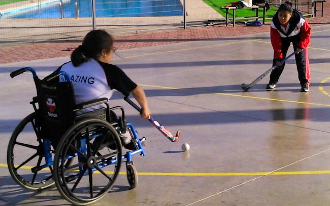 Mi nombre es Micaela, que necesitan 1 silla de ruedas y jugar al hockey en la escuela <a href="/FEHOCH/">Federación de Hockey</a> panamhockey.org/es/news-411-so…