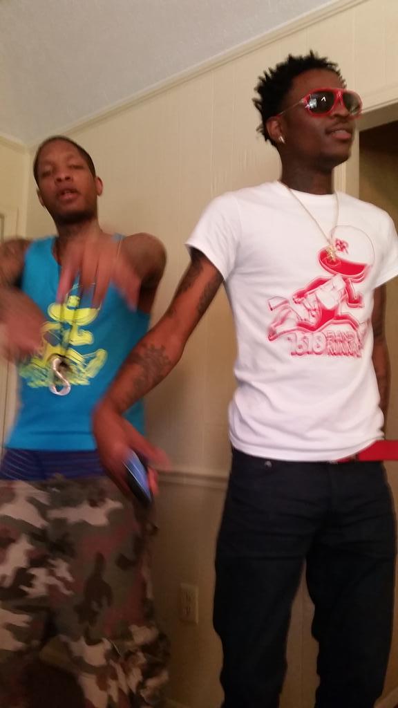 SkoolBoi23's tweet photo. Trap brothers http://t.co/pQBiU0TJLR