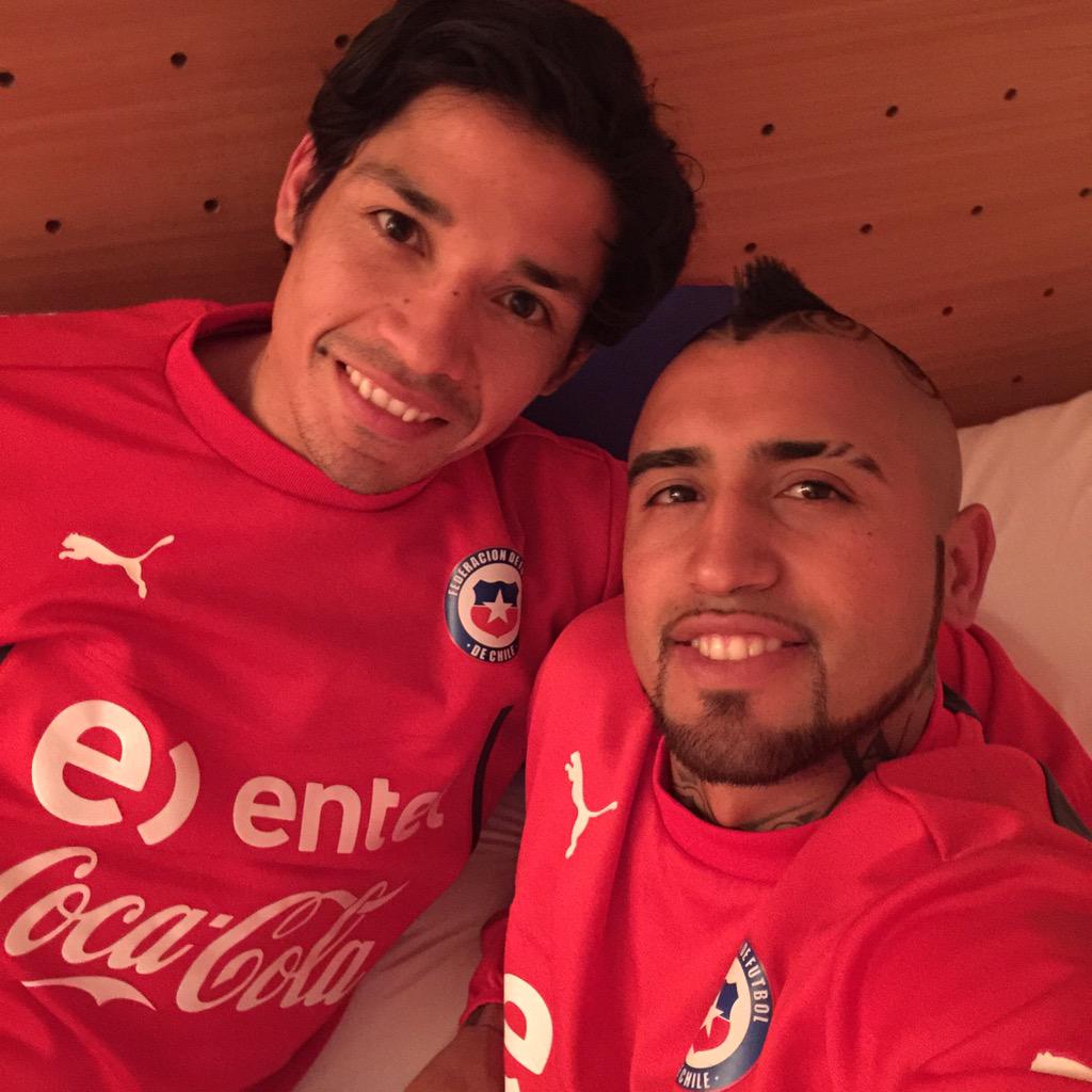 kingarturo23's tweet photo. Listo para dormir con mi hermano Matías, esperamos q mañana sea un gran día si dios quiere!!! Vamos chile carajoo!!!! http://t.co/mZdxp2ssI7