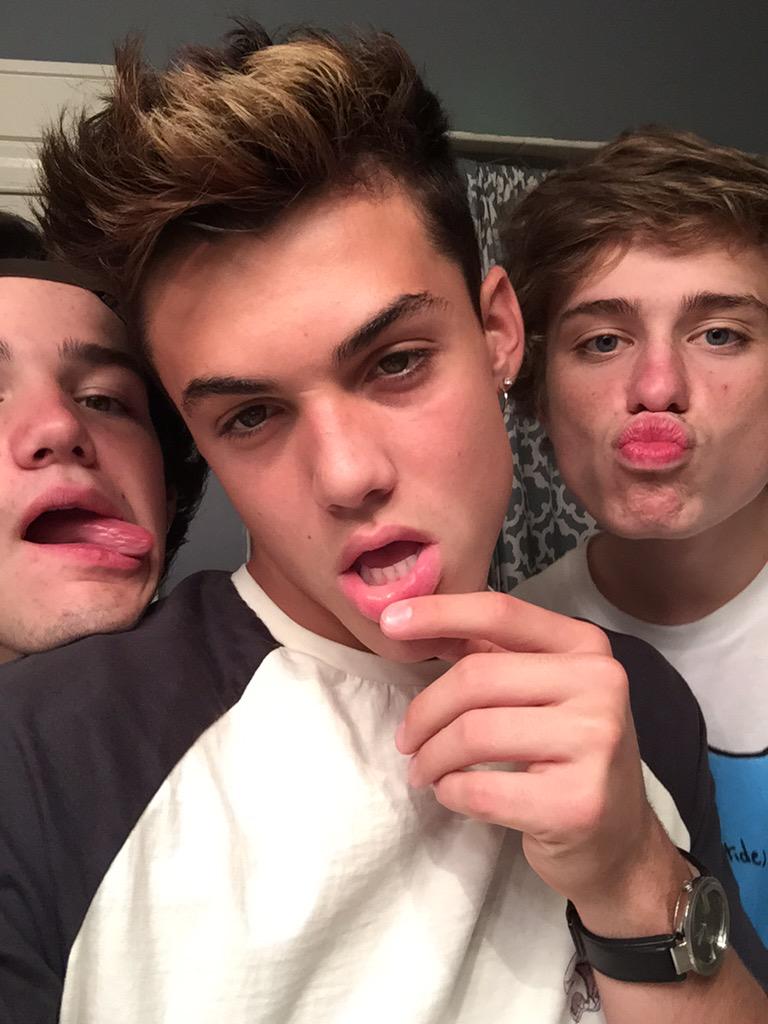 The white girl selfie😂 <a href="/JackDail/">Jack Dail</a> <a href="/AaronCarpenter/">Aaron Carpenter</a>