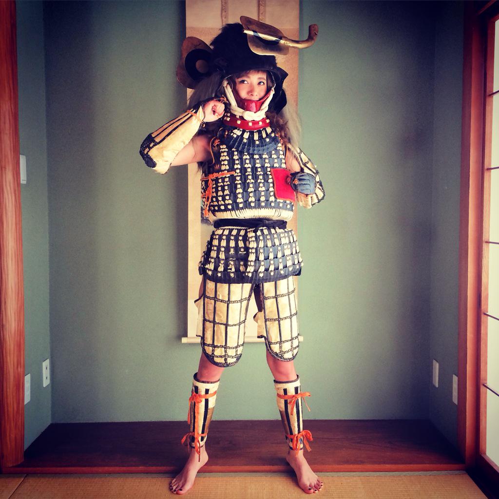 [NSFW] Japanese chiobu wearing real samurai armour CIoyLyoUkAAttx1