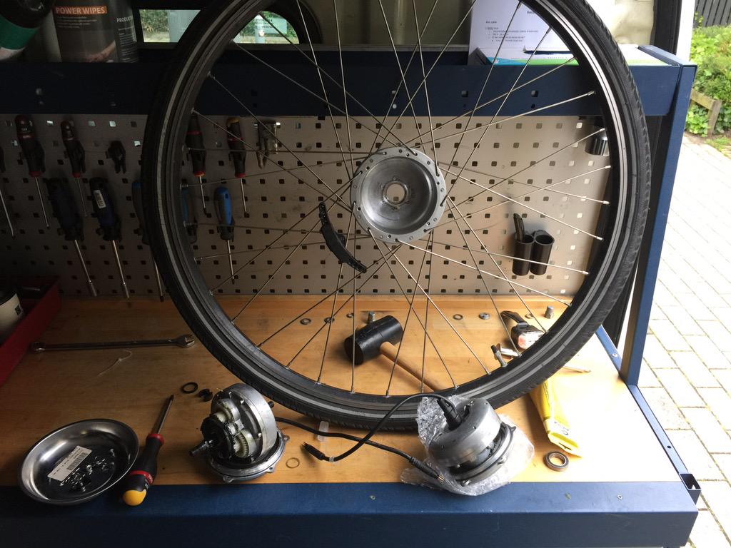 bikeherodk's tweet photo. Så får Bente sig en ny motor. Inden længe drøner hun rundt på Ama'r og giver de fleste baghjul. #bikehero http://t.co/34l939A3fx