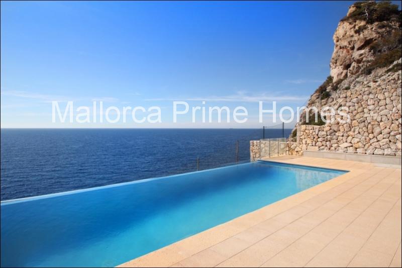 HomesMallorca's tweet photo. Having a sunbath enjoying beautiful views to Puerto de Andratx while the sun is shining... wonderful quality of life http://t.co/NVFyCpjd58