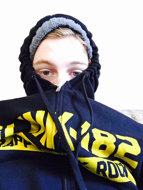 5sosworldalerts's tweet image. Fav if you'd like to take care of sick Luke - Mariana