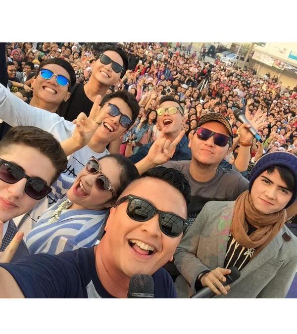 rhanie_28's tweet photo. My Selfieee 📷 @InboxSCTV_ #AliandoAliciousAtInbox #InboxBarengPrilly @PrillyBie @alysyarief @cemalurhanoff http://t.co/3cA7jTaGIR