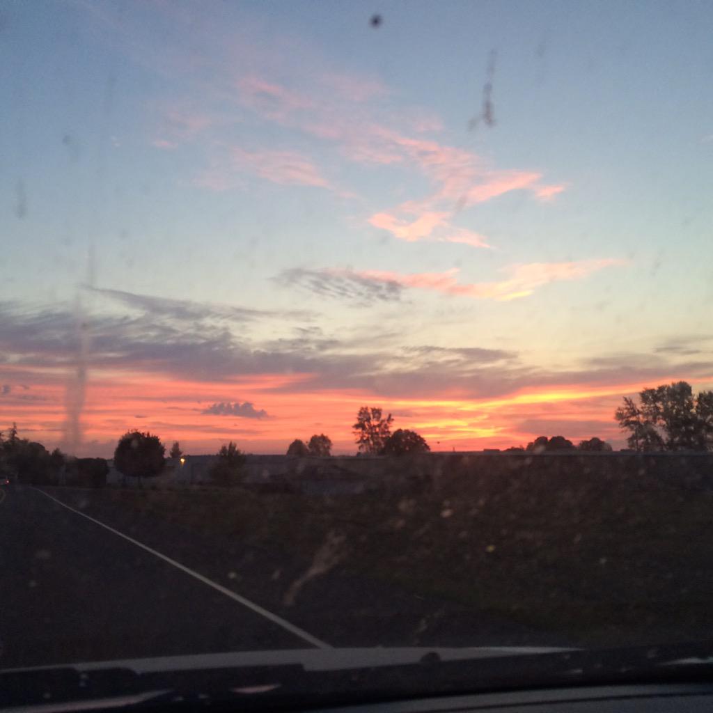 RachDavis96's tweet photo. The sky was positively unreal tonight ๐๐
๐ #sunsetfanatic http://t.co/Phwc0rx2EO