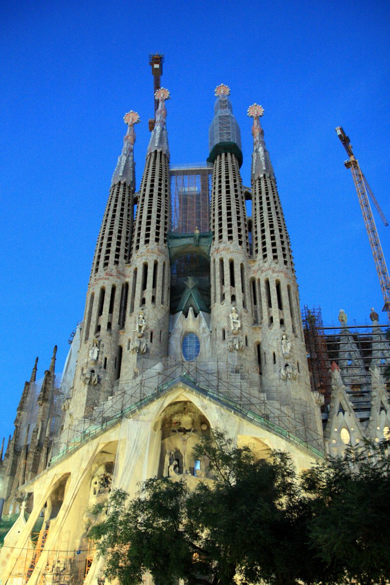 ¡La #SagradaFamilia es seleccionada como uno de los 10 monumentos más emblemáticos del mundo! ara.cat/estils_i_gent/…