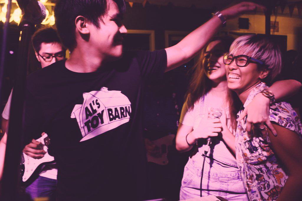 adventu_ross's tweet photo. @denguedeng of @flyingipisband rockin' w/ @cheatsph #FreshFilterVol1 http://t.co/78q5jNQ3rJ