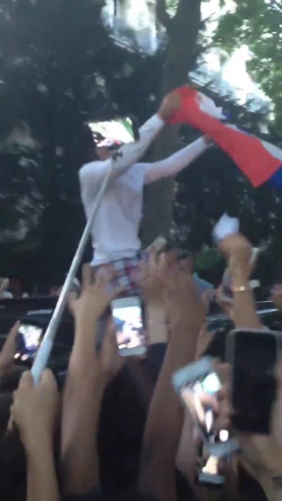 btestelle9's tweet photo. I would so much like to be here instead of all his fans and to hold you in my arms #CamInParis #CaminFrance http://t.co/TcKBED9Y0Y