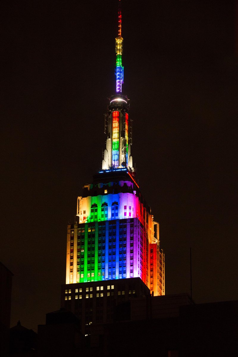 XHNews's tweet image. NYC icon @EmpireStateBldg dazzles tonight in rainbow colors to honor #NYCPride2015 #LoveWins