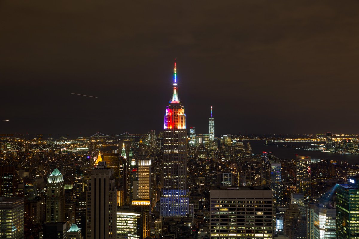 XHNews's tweet image. NYC icon @EmpireStateBldg dazzles tonight in rainbow colors to honor #NYCPride2015 #LoveWins