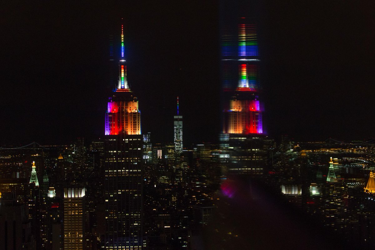 XHNews's tweet image. NYC icon @EmpireStateBldg dazzles tonight in rainbow colors to honor #NYCPride2015 #LoveWins
