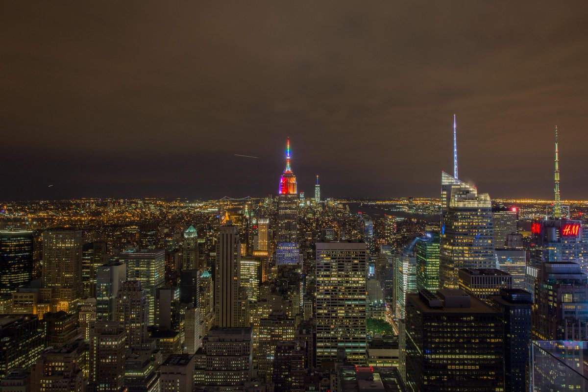 XHNews's tweet image. NYC icon @EmpireStateBldg dazzles tonight in rainbow colors to honor #NYCPride2015 #LoveWins