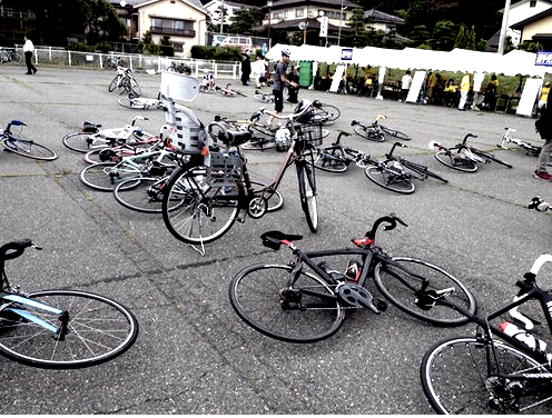 kaoru_miller's tweet photo. All of the road bike is brought down by strong winds.
 lady's bicycle strongest. ʕ•ᴥ•ʔ http://t.co/Twh3bdUPAe