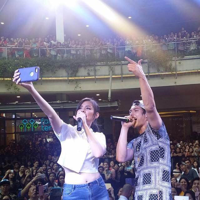 lizasofaberanoh's tweet photo. Ung tipong nakukulangan ng tela ang suot ni Liza. Haha
#CongratsJTWYA100M http://t.co/DVaahADy8d