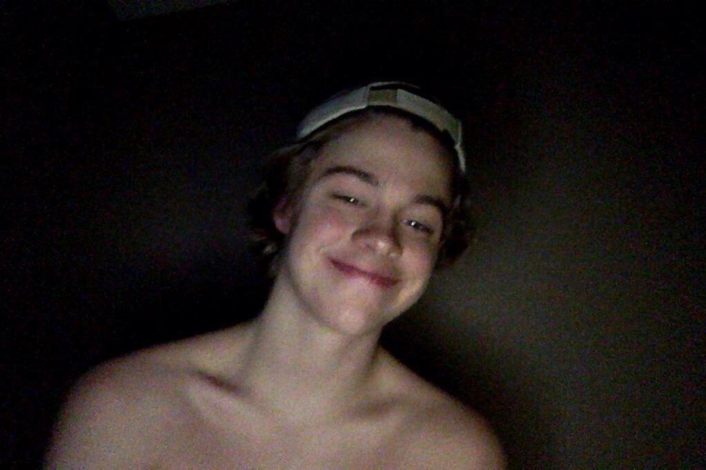 dcntpvnic's tweet photo. dad hats, collarbones, and smiles http://t.co/vvpY865dCt