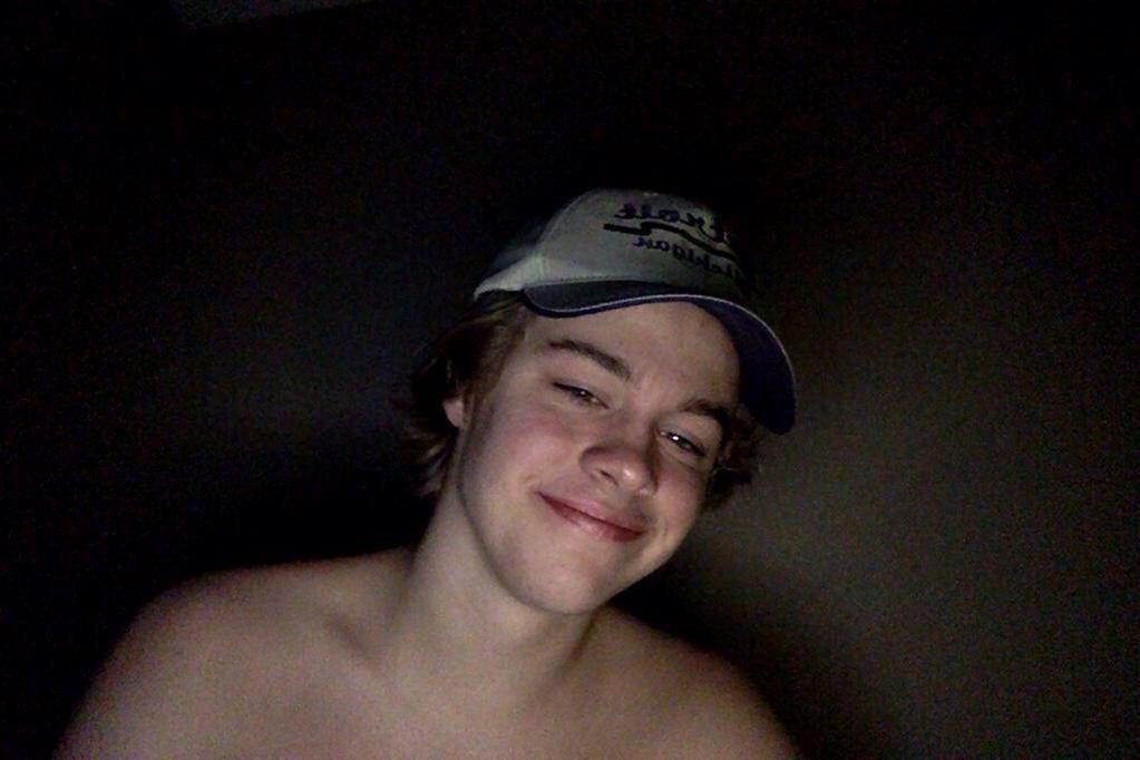 dcntpvnic's tweet photo. dad hats, collarbones, and smiles http://t.co/vvpY865dCt