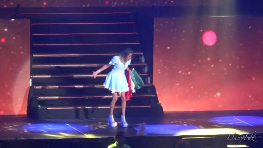 paularojofansOf's tweet photo. Tu princesa vive en un reino,la mía en un escenario @TiniStoessel 
X http://t.co/mZYHS0oTm2