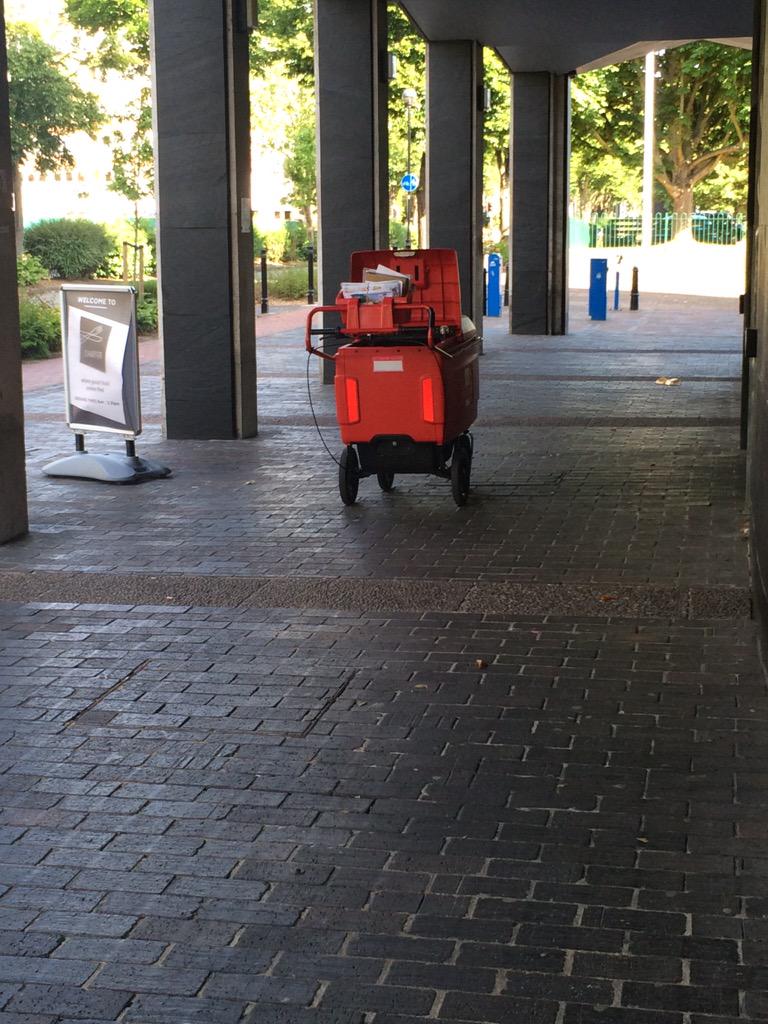 If anyone's post in #SS2 goes missing, here's a possible reason. Postie leaves unlocked post whilst eats. <a href="/RoyalMail/">Royal Mail</a>