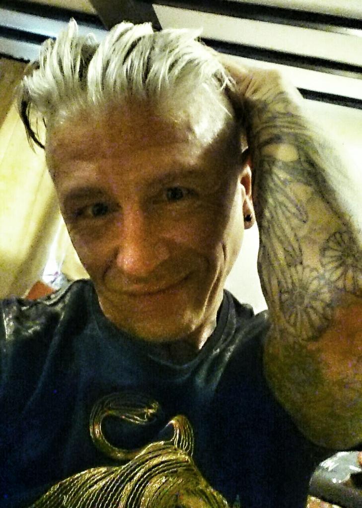 MCM... Me of coarse 😂😂😂 @PunkOnWhiskey @TraceyGoodytoos @clair_bear4 <a href="/SassySherwood/">Sassy Sherwood</a> <a href="/elvis2ndtonone/">lisa marie</a> @Charlie_A_Lewis