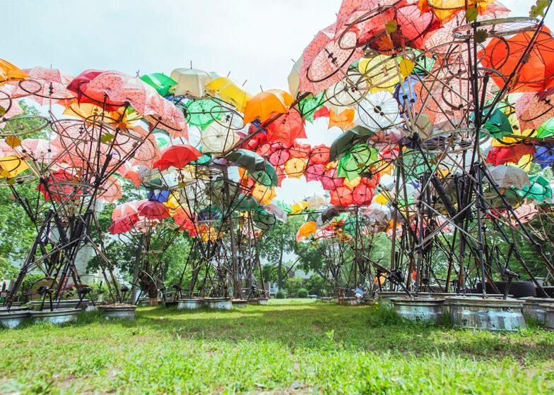 boomergruban's tweet photo. How to #standout with #clever #illusion #advertising in #NYC #switch #bedifferentt #recycled #umbrellas #publicart http://t.co/xDWkT6fX3Q