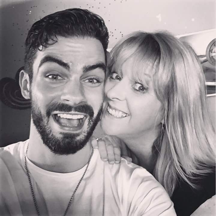 JessGatesProX's tweet photo. A quick selfie moment with @SimonSPHealy. I love all my team #scariestplaces #lovinglife #friendsfirst #scarycomedy http://t.co/10NhdkoGbh