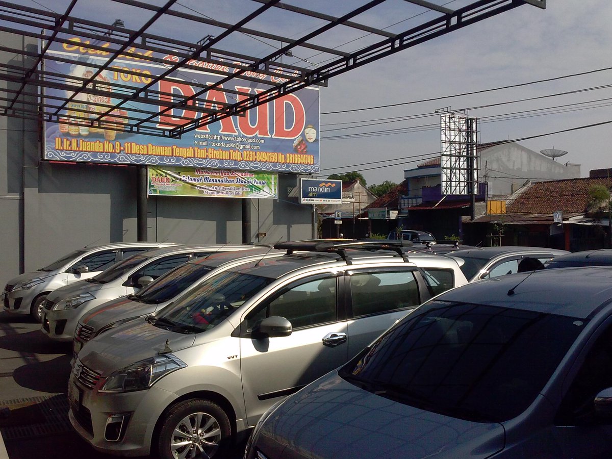 ERCICirebon's tweet photo. Parkiran seluas ini langsung penuh dgn mobil #ertiga dari @erci_jakarta ..blanja oleholeh khas Cirebon di @Toko_Daud http://t.co/T1SFmXmnO5