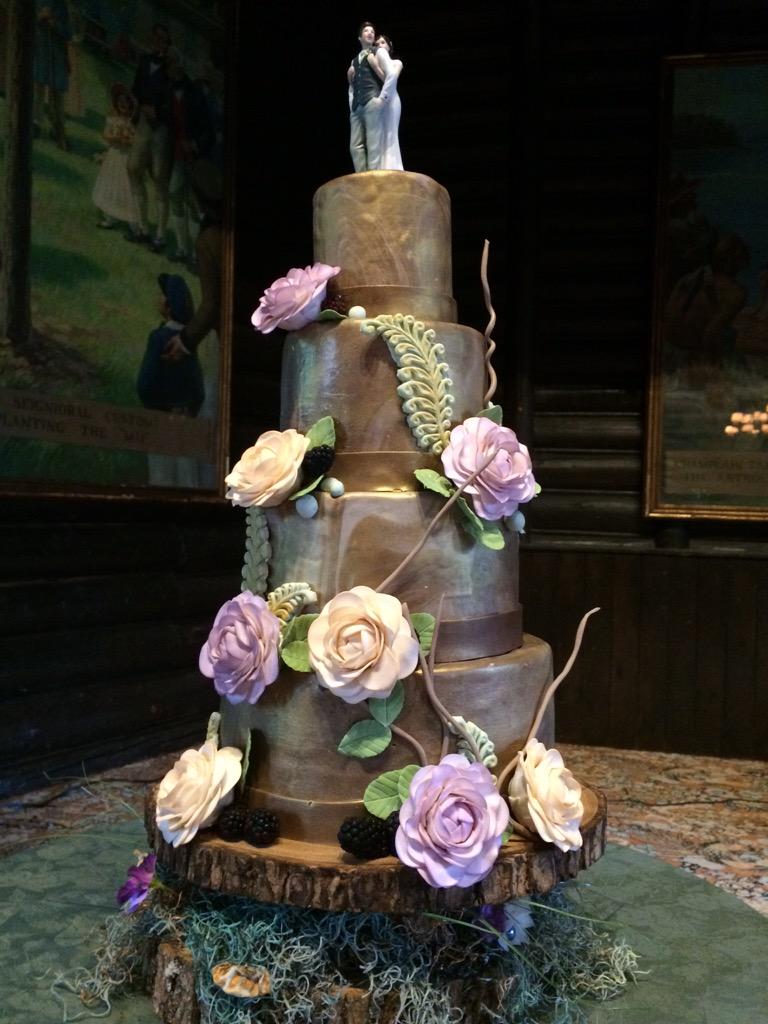 desforgesdavid1's tweet photo. #weddingcake @chatmontebello #outaouaisfun #gateau #mariage. @chef_jf @MundelMarcel @Gendumas http://t.co/tAONkalR7J