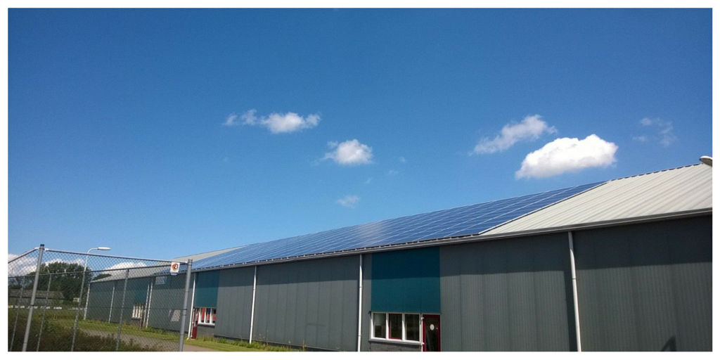 De productie draait deze dagen, met dank aan de 220 zonnepanelen, 'op volle toeren'. Prima weertje zo!