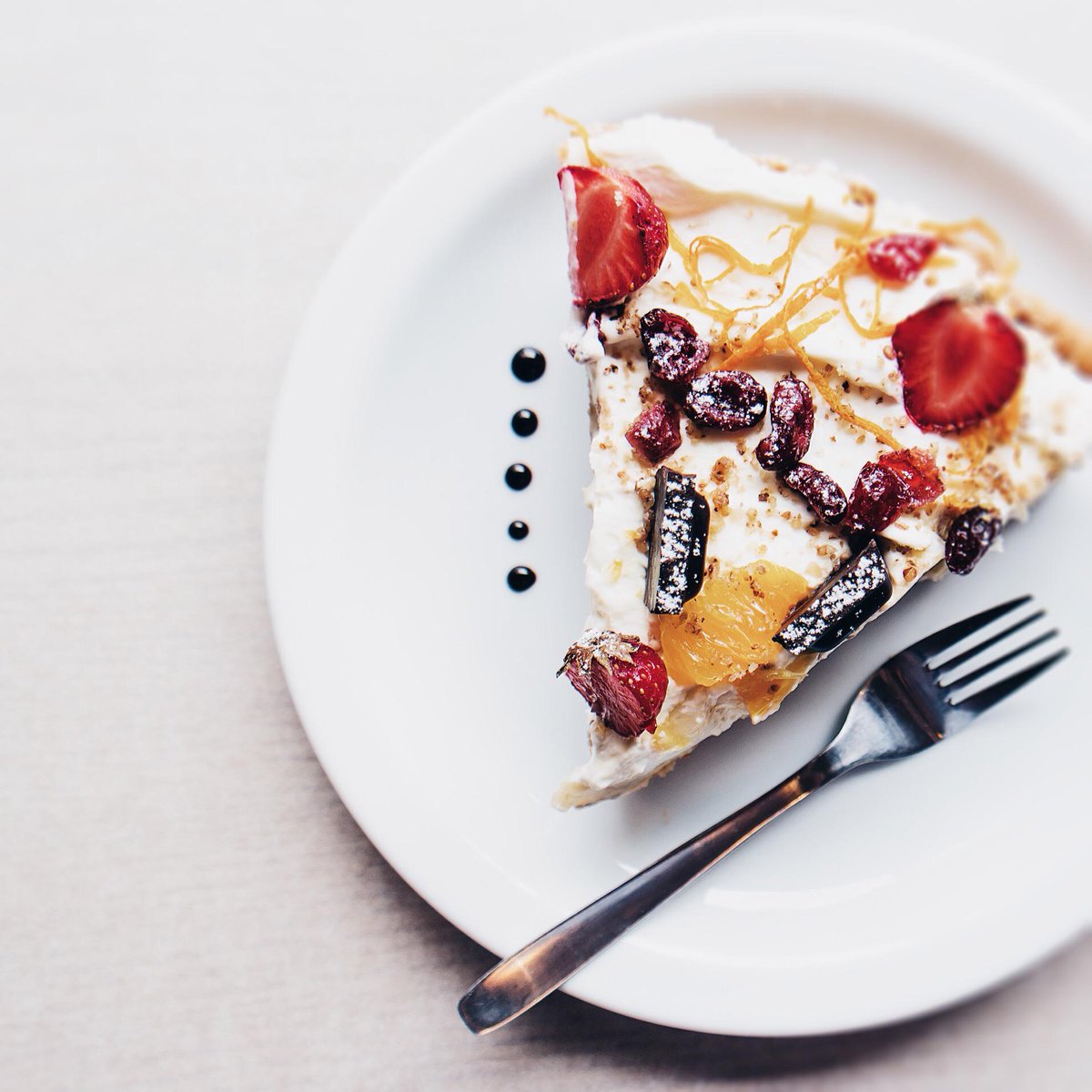 Baristacja's tweet photo. Tarta z kremem śmietankowym, kawałkami bananów, truskawkami i żurawiną. 
#baristacja #bialystok http://t.co/mLPDvuiMgx