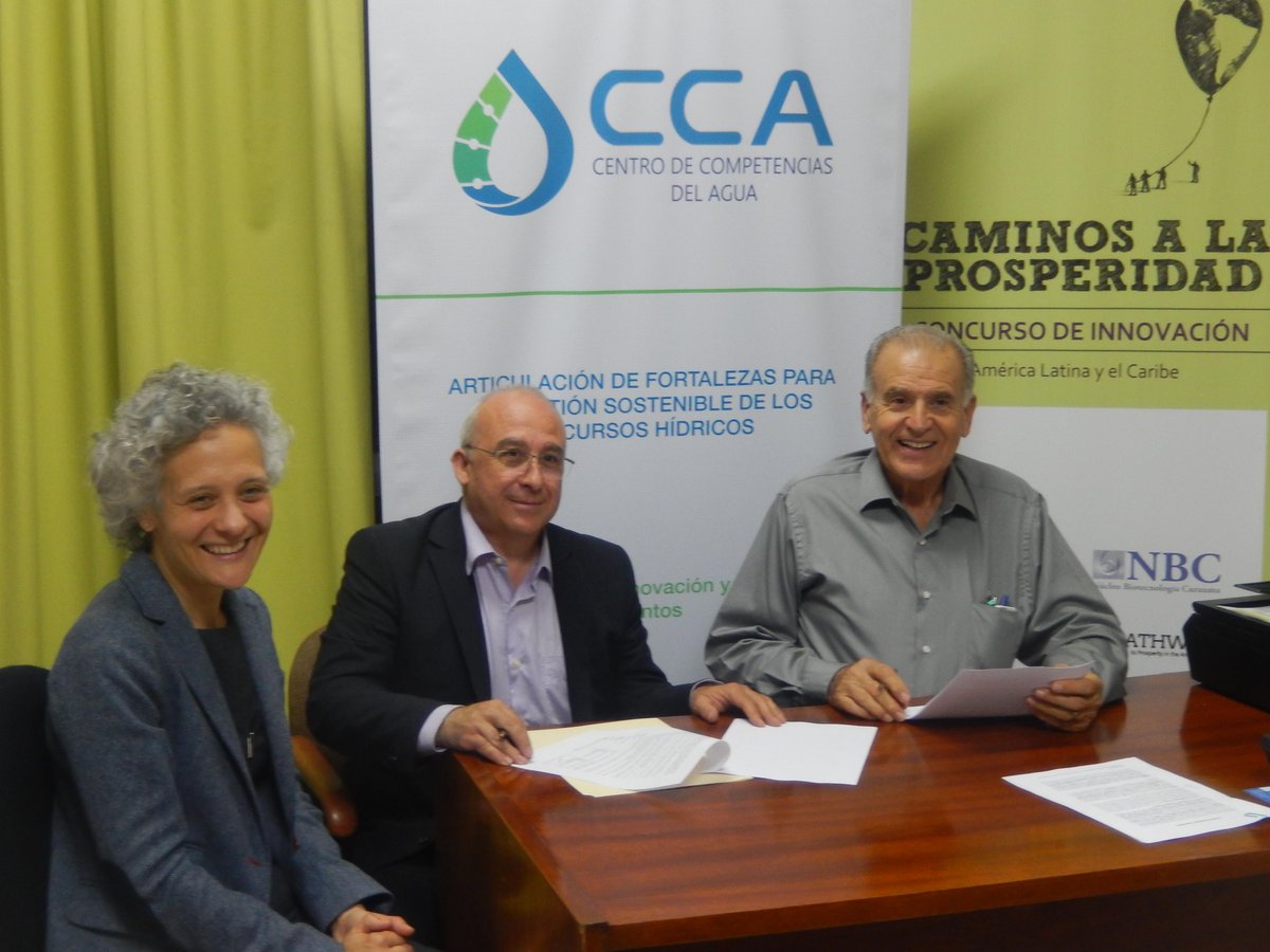 CCAwater's tweet photo. Marisa Fernández y Miguel García Lapresta  de ZINNAE, España junto con Carlos Silvestri Presidente del CCA, Perú http://t.co/bV0U274Zkp