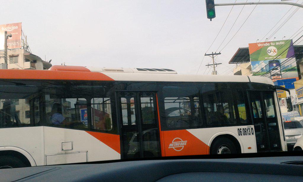 Decian #DalePaso  #MetroBus son como los ladrones de sacó y cobarta Atravesado en 4 carriles <a href="/ATTTPanama/">Autoridad del Tránsito</a> <a href="/tvntrafico/">Trafico Urbano</a>