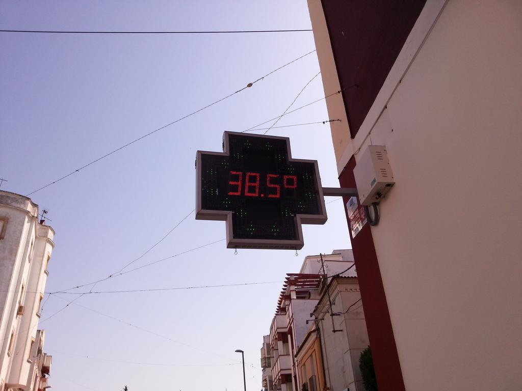 SoloExtremadura's tweet photo. Merida 11:10h 38 grados y medio #calor http://t.co/4KUprM3ziK