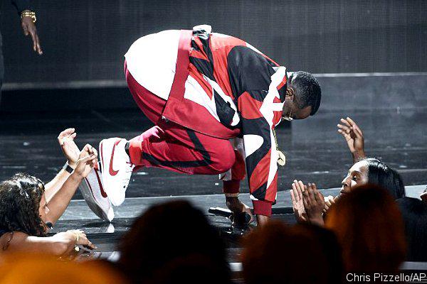 SharetuRT's tweet image. Check out this action packed round-up of the #BETAwards2015 #DiddyFall #rihanna #SmokeyTribute sharetu.com/bet-awards-201…