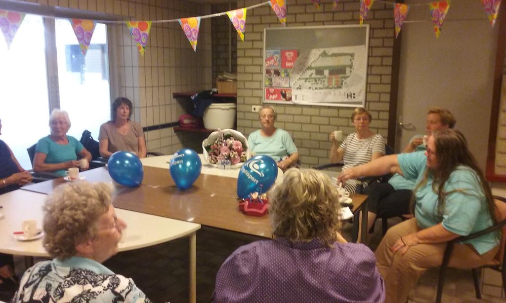 HIEP HIEP HOERA 90 JAAR. En al 25 jaar elke maandag zwemmen in zwembad Aquarijn.