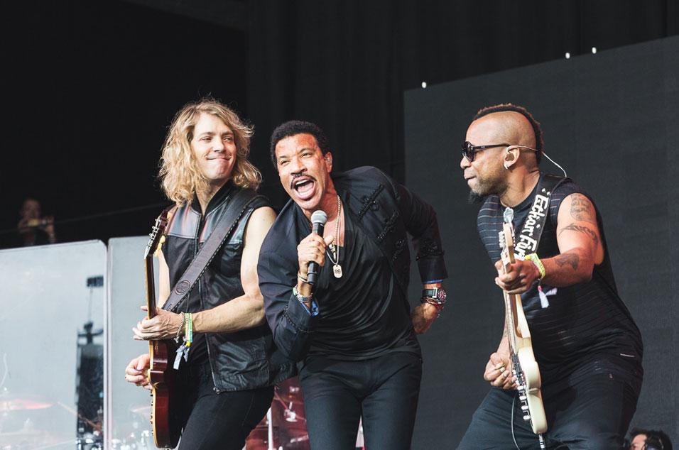 NME's tweet photo. Lionel Richie pulled a bigger crowd than Kanye and Florence at Glastonbury - see the photos http://t.co/q1mrlg8cTE http://t.co/nApB8ZHclE