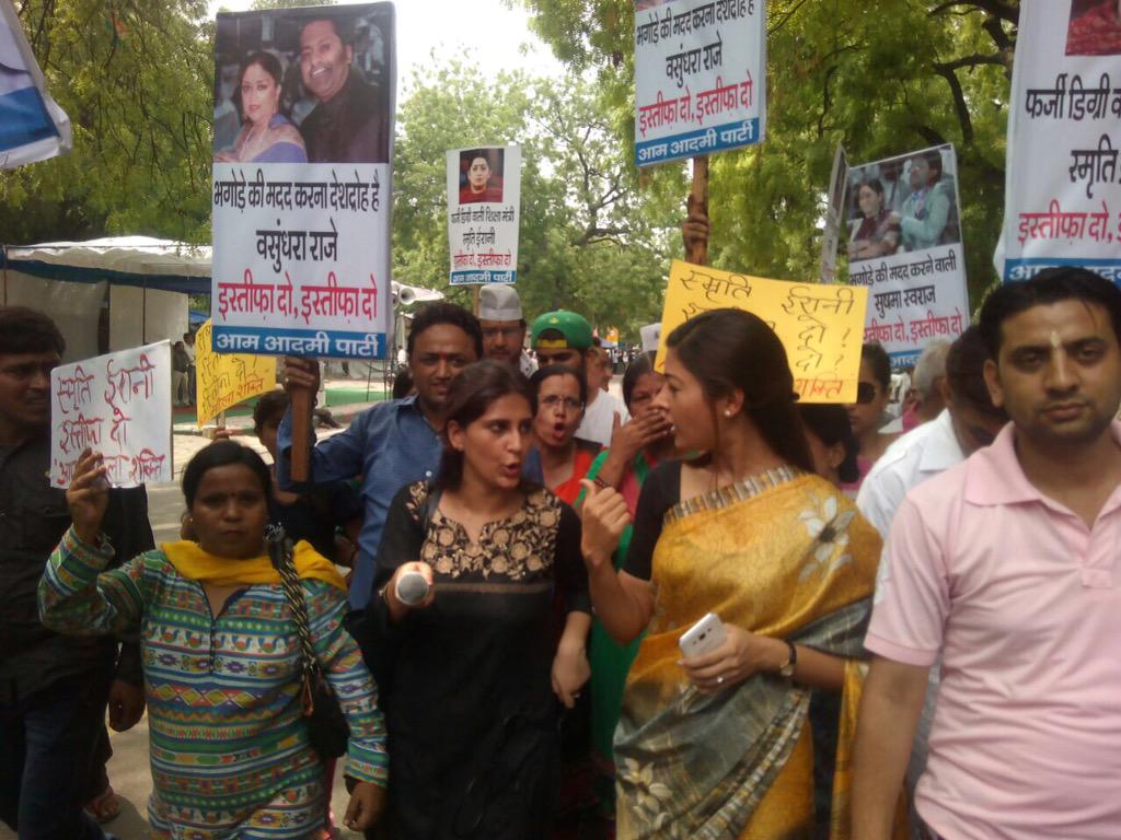 swatisachdeva_'s tweet image. @AamAadmiParty Protest march at Jantar Mantar wid @LambaAlka #DaagiMantriModiKe #ModiScaredOfArvind