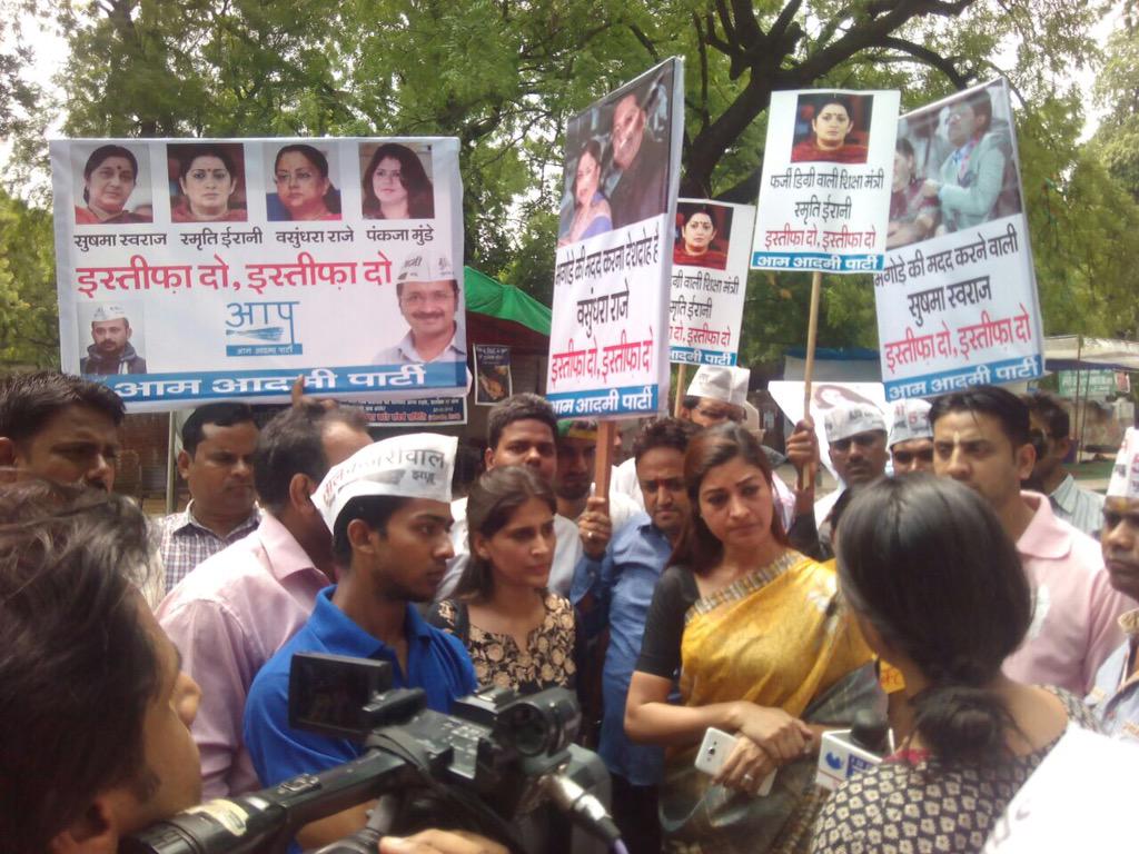 swatisachdeva_'s tweet image. @AamAadmiParty Protest march at Jantar Mantar wid @LambaAlka #DaagiMantriModiKe #ModiScaredOfArvind